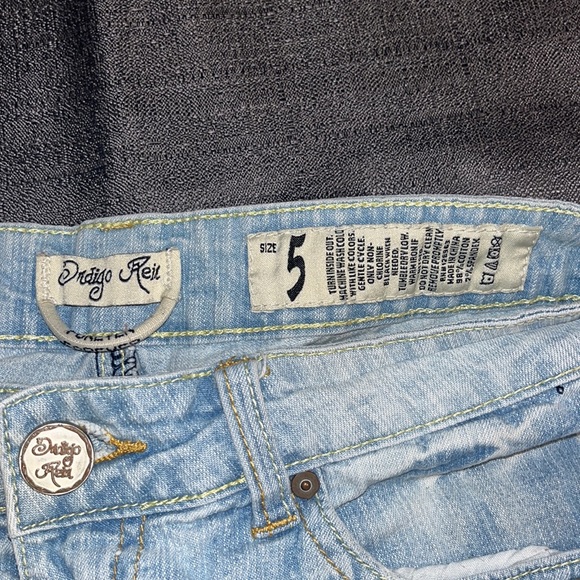 Light Wash Ripped Jean Shorts - size 5 - Lace pockets - Picture 4 of 4